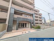住まう誇りを感じる、重厚な門構え。日々の安心を支える、行き届いた管理体制