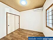 1階5.25帖洋室。収納スペースもありリビングとも区切れるため使いやすいお部屋です♪