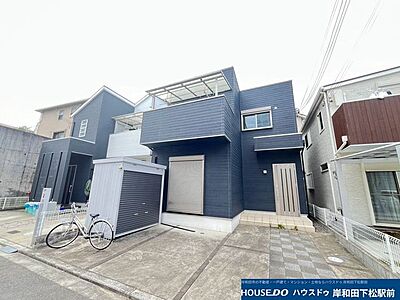 外観:モダンなネイビーとホワイトの外観が特徴。屋根付きバルコニーは多目的に利用可能で、大容量の物置付き。生活の利便性が高く、快適な暮らしをサポートする住まいです。 外観:モダンなネイビーとホワイトの外観が特徴。屋根付きバルコニーは多目的に利用可能で、大容量の物置付き。生活の利便性が高く、快適な暮らしをサポートする住まいです。