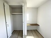 洋室西側５．４３帖クロゼット及びカウンター写真です