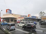ドラッグユタカ　綾部店まで990メートル