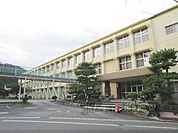 綾部小学校まで1300メートル