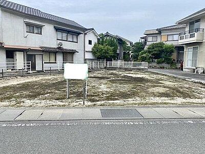 外観：新市駅から徒歩圏内の好立地。南東角地にあり日当たり良好です。