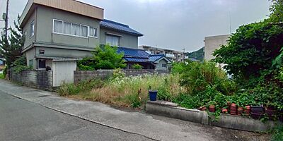 外観：敷地面積は開放的な242.42坪。自然豊かな新市町新市にある売土地です。建築条件なし、上物有り、解体更地渡しです。住宅用地の他にも分譲地やアパート用地、資材置き場等にもご利用いただけます。　　