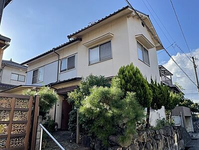 外観：大門町にある5DKの中古住宅。高台に位置しており、ゆったりとした広さが魅力です。周辺には自然が多く、静かな環境で落ち着いた暮らしが実現できます。こちらの物件はいつでも見学可能！お気軽にご連絡下さい！