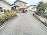 周辺：南西側と東側の2面道路に接する土地で、建物配置の自由度が高いのが魅力。周囲は落ち着いた住宅街で、日当たりや通風に優れた快適な住環境を実現可能。新築用地として最適な広さを備えています。（東側高低差あり）