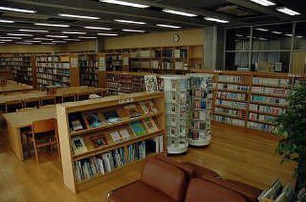 世田谷区立粕谷図書館 970m