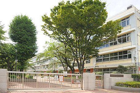 世田谷区立三宿中学校 620m