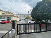波多江小学校まで　600m　徒歩約8分●教育目標「ふるさと波多江を愛する子どもの育成　豊かな心と知性をもった、心身共に健康でたくましい子どもの育成」です。
