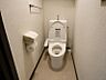 トイレ：トイレには快適な温水洗浄便座付き！