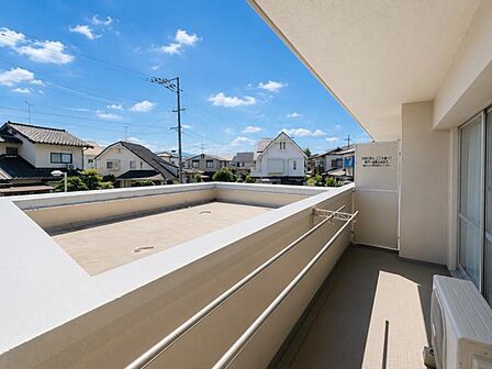 日当たり良好で気持ちよく洗濯物が干せるワイドバルコニー♪前面に大きな建物がなく開放感があります!