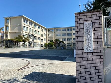 石丸小学校まで徒歩約5分●安全な町づくりを推進するため、石丸パトロール隊とパトロールカーも導入されています。子ども達の登下校の時間帯を中心に活動しています。