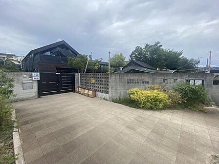 春日どろんこ保育園まで　650m　徒歩約9分　定員150名の認可保育園です。九州地区で初めて開設された「どろんこ保育園」であり、自然体験や主体性を育むユニークな保育環境が整っています。