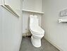 トイレ：トイレには快適な温水洗浄便座付き！
