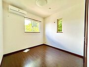 ☆洋室☆自然光が差し込二面採光の明るいお部屋♪自分だけの空間でリラックスタイムを♪