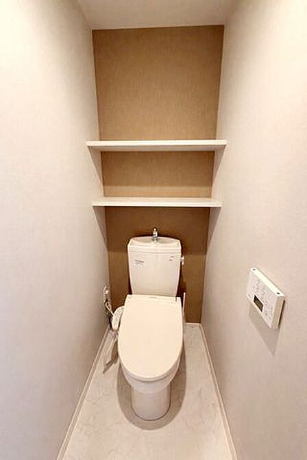 【トイレ】温水洗浄機付き便座で快適♪シンプルかつ白を基調とした清潔感のある空間に仕上がっています♪