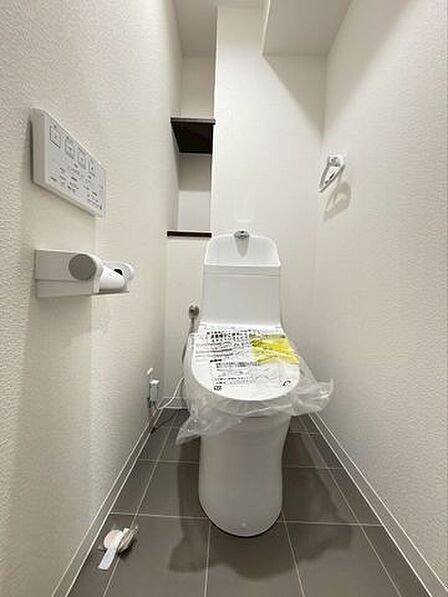 【トイレ】温水洗浄機付き便座で快適♪シンプルかつ白を基調とした清潔感のある空間に仕上がっています♪