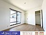 室内：【洋室】バルコニーに面した明るいお部屋♪大きな窓からは快適な光が差し込みます(^^♪通気性能を上げる事で居心地の良い空間を演出！！寝室におススメ！！