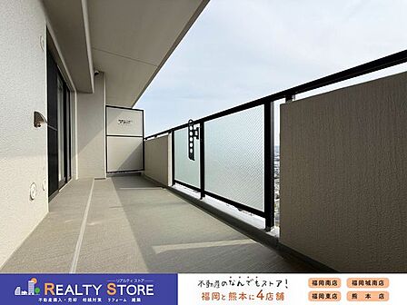 【ワイドバルコニー】日当たり良好なバルコニー♪2部屋にまたがるワイドサイズでお洗濯物も一気に干せます♪