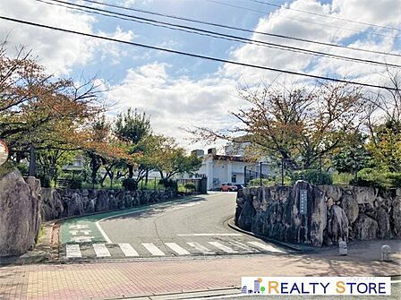 新宮町立新宮東小学校 徒歩11分。 750m