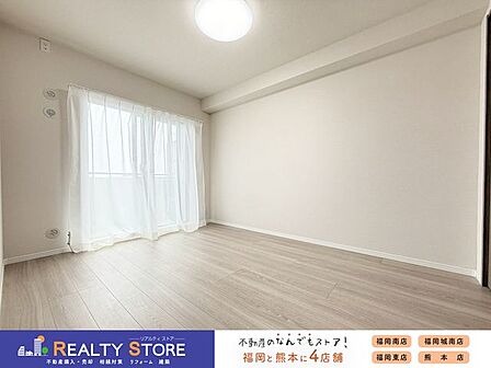 【洋室】バルコニーに面した明るいお部屋♪客間としてはもちろん、小さいお子さまの遊びスペースにもおススメ♪