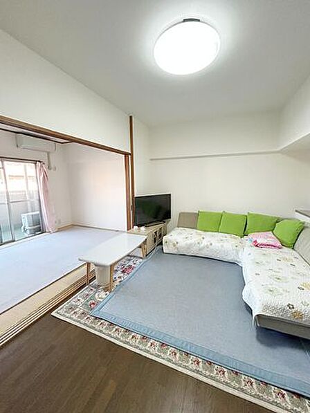 【寛ぎの空間】リビングは家族全員の集まる憩いの場、この場所を通じて家族の楽しい会話が聞こえてきそうなリビングですね♪