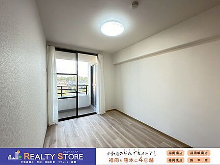 【洋室】バルコニーに面した明るいお部屋♪主寝室におススメ♪