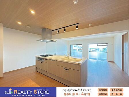 【寛ぎの空間】リビングは家族全員の集まる憩いの場、この場所を通じて家族の楽しい会話が聞こえてきそうなリビングですね♪