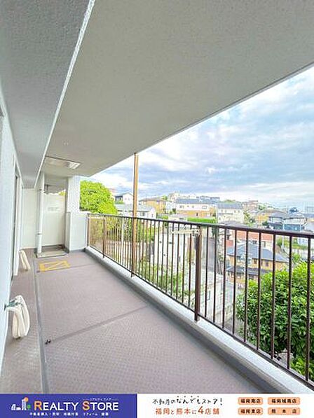 【ワイドバルコニー】日当たり良好なバルコニー♪2部屋にまたがるワイドサイズでお洗濯物も一気に干せます♪