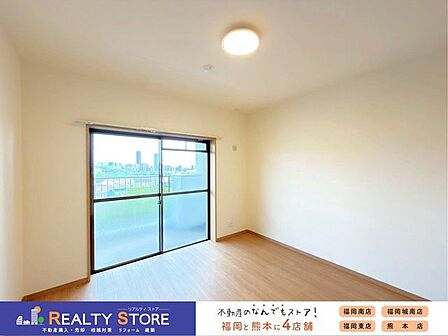 【洋室】バルコニーに面した明るいお部屋♪
