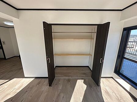 ☆クローゼット(リビング)☆容量大きめなので、お部屋がすっきり片付きます♪