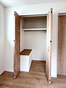 ☆クローゼット(東側5.25帖洋室)☆容量大きめなので、お部屋がすっきり片付きます♪