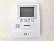 ☆ＴＶモニター付インターホン☆訪問者を画像と音声で確認できる、防犯性に優れた安心のシステム♪スッキリとしたデザインで、簡単に操作していただけます♪