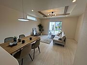 温かみのある木目と柔らかな日差しが調和し、安らぎのひとときを演出する広々とした空間 
