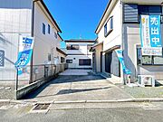 【庭】駐車場奥はお庭です。平坦なため、車を停めることも可能です。
