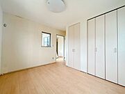 【リフォーム中／2階洋室（1）5.19帖】クロス貼替、入口ドア交換、クリーニングを行います。お子様のお部屋にいかがでしょうか。