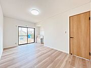 【1階南側洋室】クロス貼替、床材リフォーム等を行いました。約8.5帖の洋室です。居室は全室コンセント二カ所以上とTV線、エアコンコンセントを設置しております。使い勝手が良いですね。