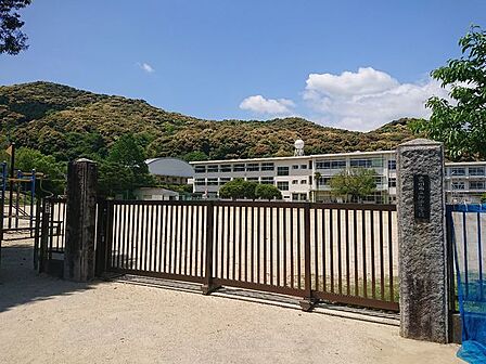 ヤマナカ御油店 御油小学校まで1300mです。 600m