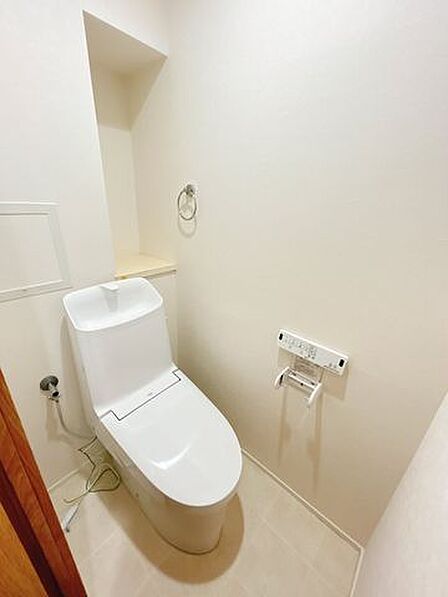 【リフォーム済み/トイレ】毎日使用するトイレは洗浄便座付きトイレに新品交換しました。クロスやフロアの張替を一緒にすることで清潔感のある空間に。直接肌に触れる部分は新品がいいですね。