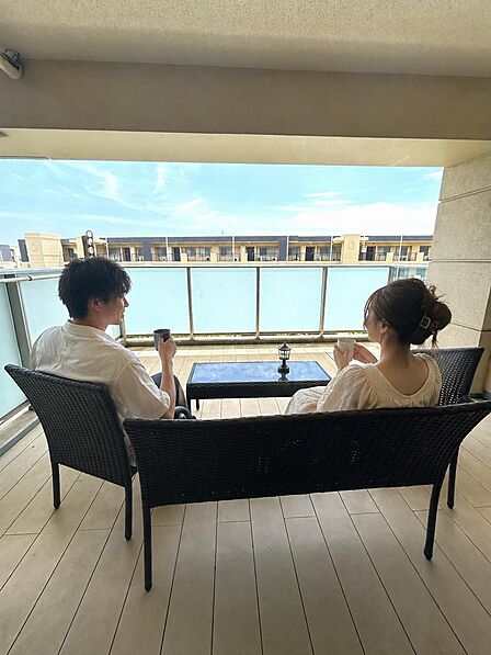 ※画像はイメージ（CG・AI生成）です。入居後のライフスタイルをイメージさせるための参考用画像です。『約10帖のオープンエアリビングバルコニーでゆっくり寛げそうです♪』