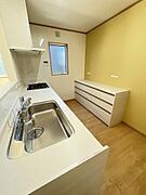 〜キッチン〜・2階建3LDK・延床面積100.18平米・地積200.72平米(約60.7坪)・南側庭・都市ガス※都市計画法34条12号地区該当