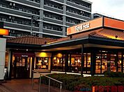ロイヤルホスト茨木店 徒歩1分。 50m