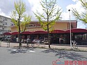 食品館アプロ総持寺店 徒歩9分。 710m