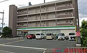 ファミリーマート高槻川西町一丁目店 徒歩8分。 580m