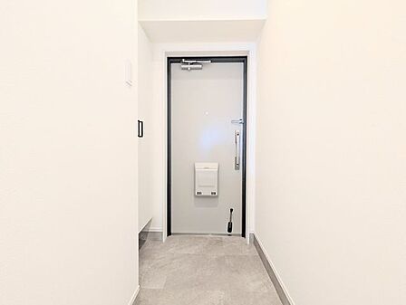 住まいの第一印象を明るく演出する、清潔感のあるすっきりとした玄関スペースです。