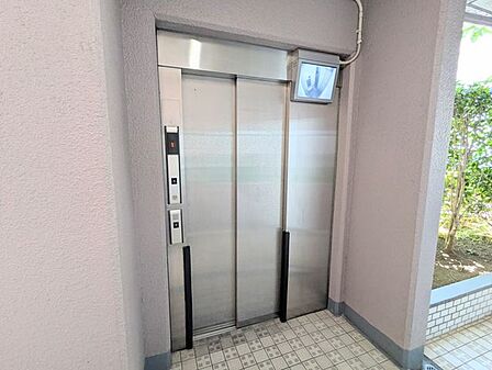 各階への移動をスムーズにしてくれるエレベーター。荷物が多い日にも便利です。