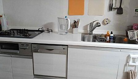 調理に集中しやすく、においや生活感がリビングに広がりにくい独立型キッチンです。