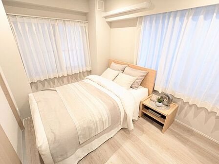 一日の疲れをゆっくりと癒やせる、落ち着いた雰囲気の寝室として使えるお部屋です。