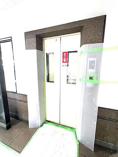 各階への移動をスムーズにしてくれるエレベーター。荷物が多い日にも便利です。