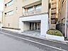 エントランス：オートロックを備え、居住者以外の出入りに配慮されたマンションエントランスです。